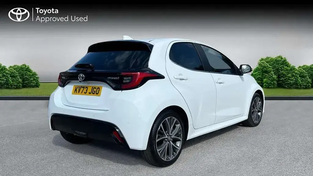 Second-hand Toyota Yaris Hybrid 116 CP (85 kW) 2023 Alb Hatchback
