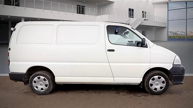Used Toyota HiAce 120 HP (88 kW) 2009 White Van