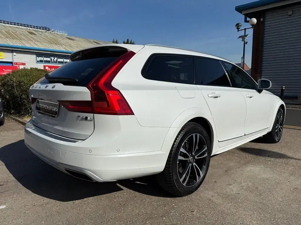 Used Volvo V90 CC Pro 350 HP (257 kW) 2019 White Estate