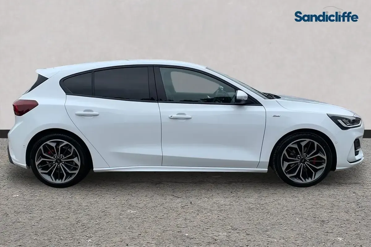 Gebraucht Ford Focus ST-Line X 125 PS (91 kW) 2023 Weiß Kleinwagen