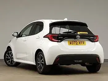 Used Toyota Yaris Hybrid Design 116 HP (85 kW) 2023 White Hatchback