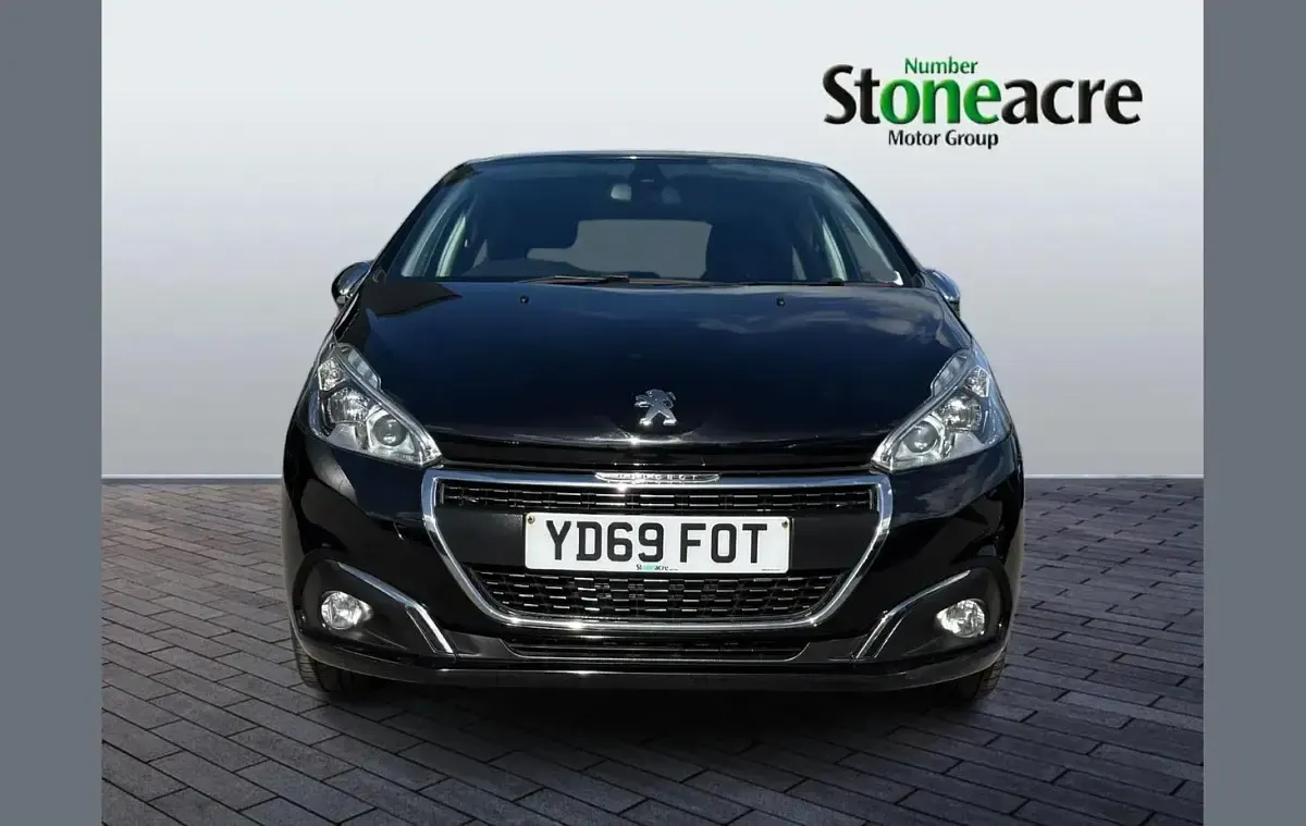 Used Peugeot 208 Signature Sky 82 HP (60 kW) 2019 Black Hatchback
