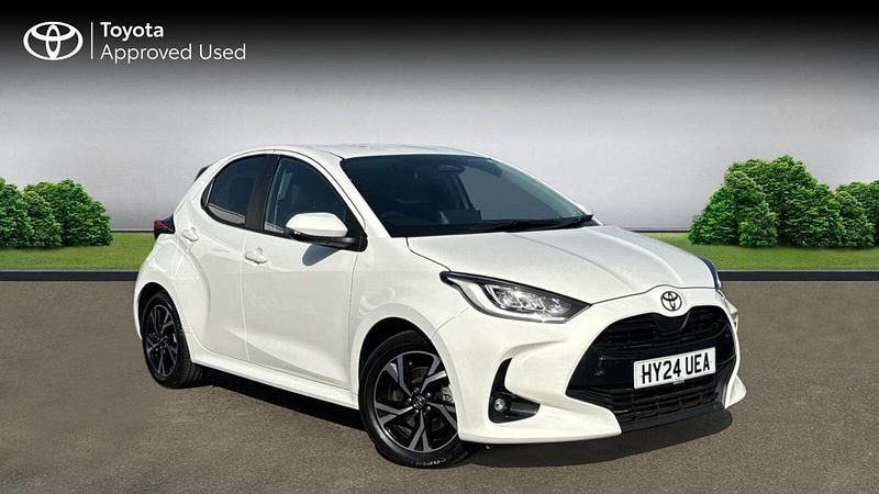Used Toyota Yaris Hybrid Design 116 HP (85 kW) 2024 Pure white