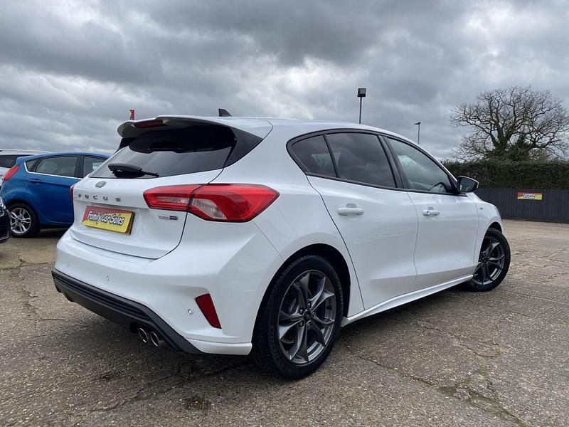 Used Ford Focus ST-Line 125 HP (91 kW) 2021 White Hatchback