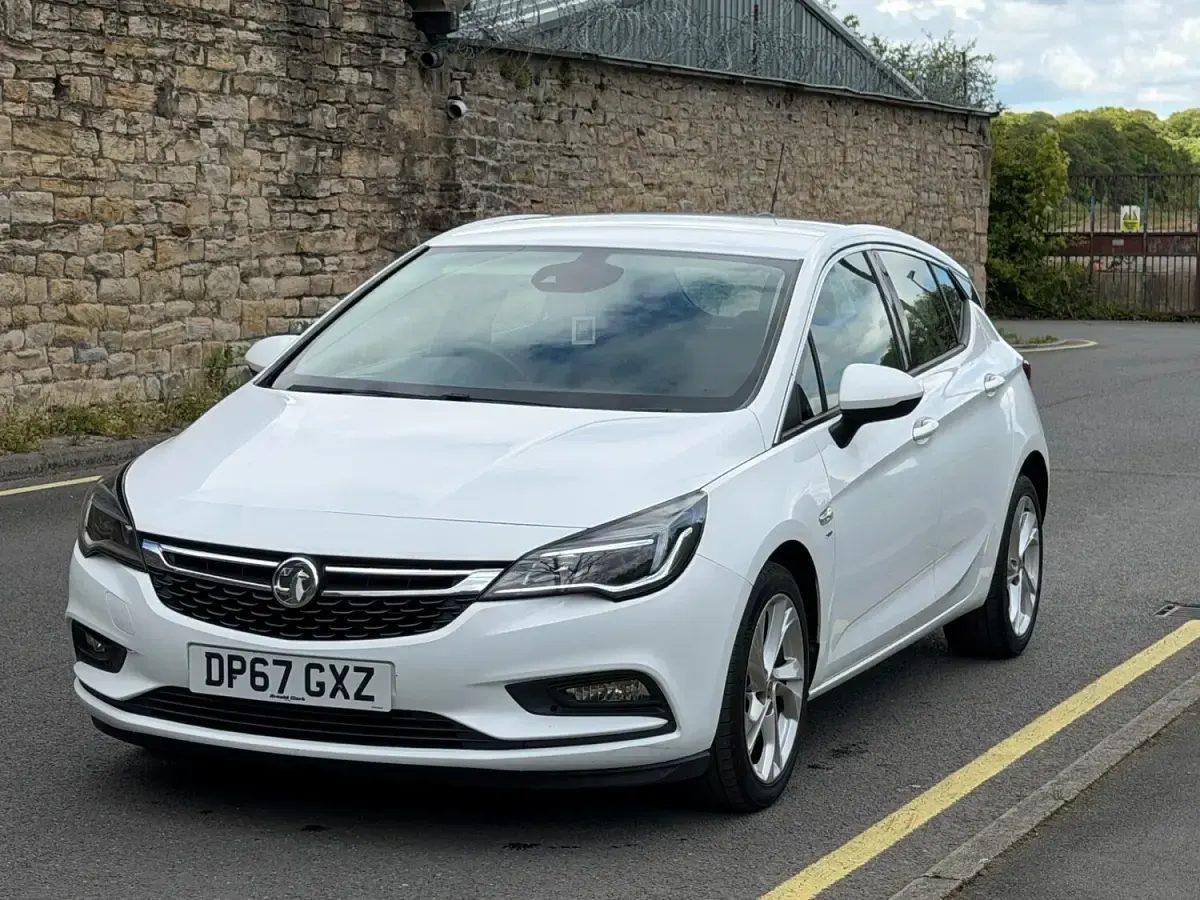 Gebraucht Vauxhall Astra SRi 150 PS (110 kW) 2018 Weiß Kleinwagen