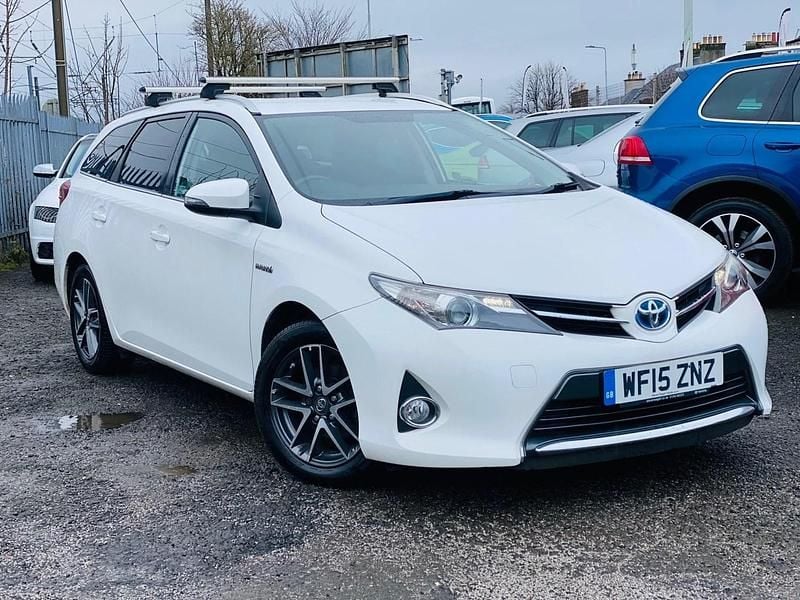 Used Toyota Auris Hybrid 2015 White Estate