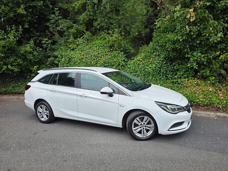 White Used 2017 Vauxhall Astra Design Edition Estate | £3,295 (Expensive) - Image 1/4
