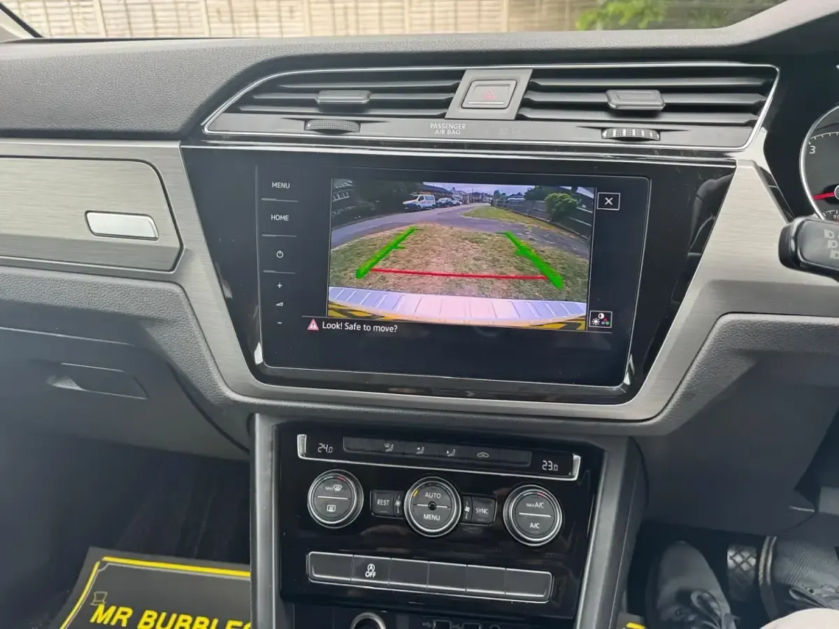 Begagnad VW Touran SEL 150 HK (110 kW) 2018 Vit Minibuss