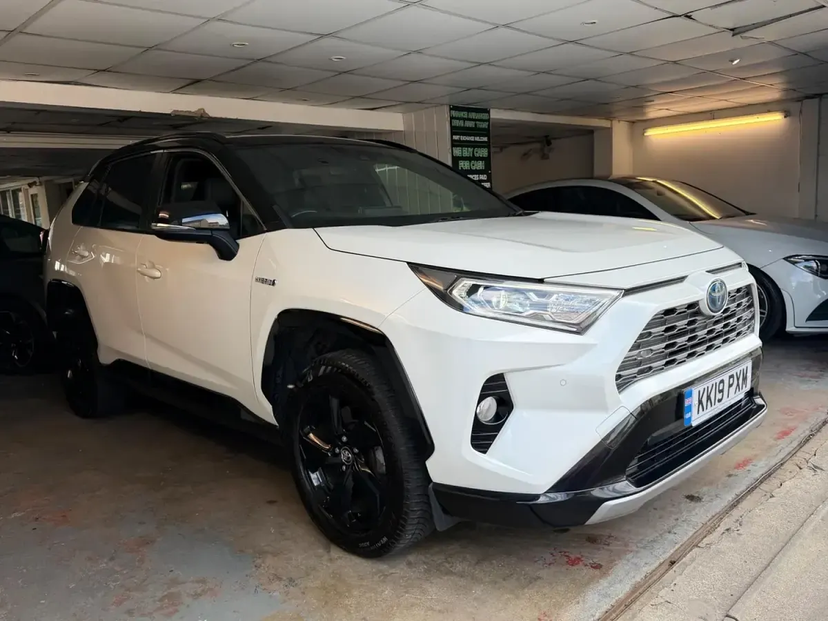 Used Toyota RAV4 218 HP (160 kW) 2019 White/black SUV