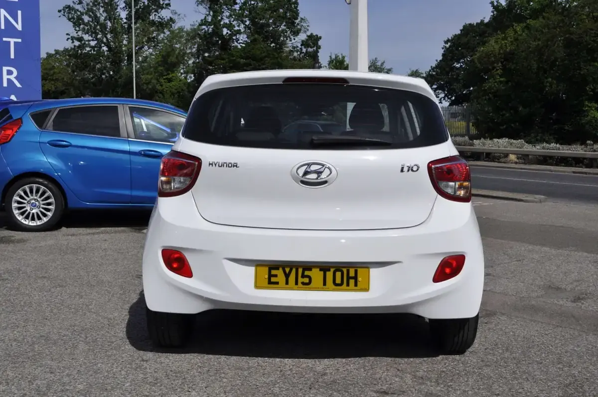 Used Hyundai i10 Premium 66 HP (48 kW) 2015 White Hatchback