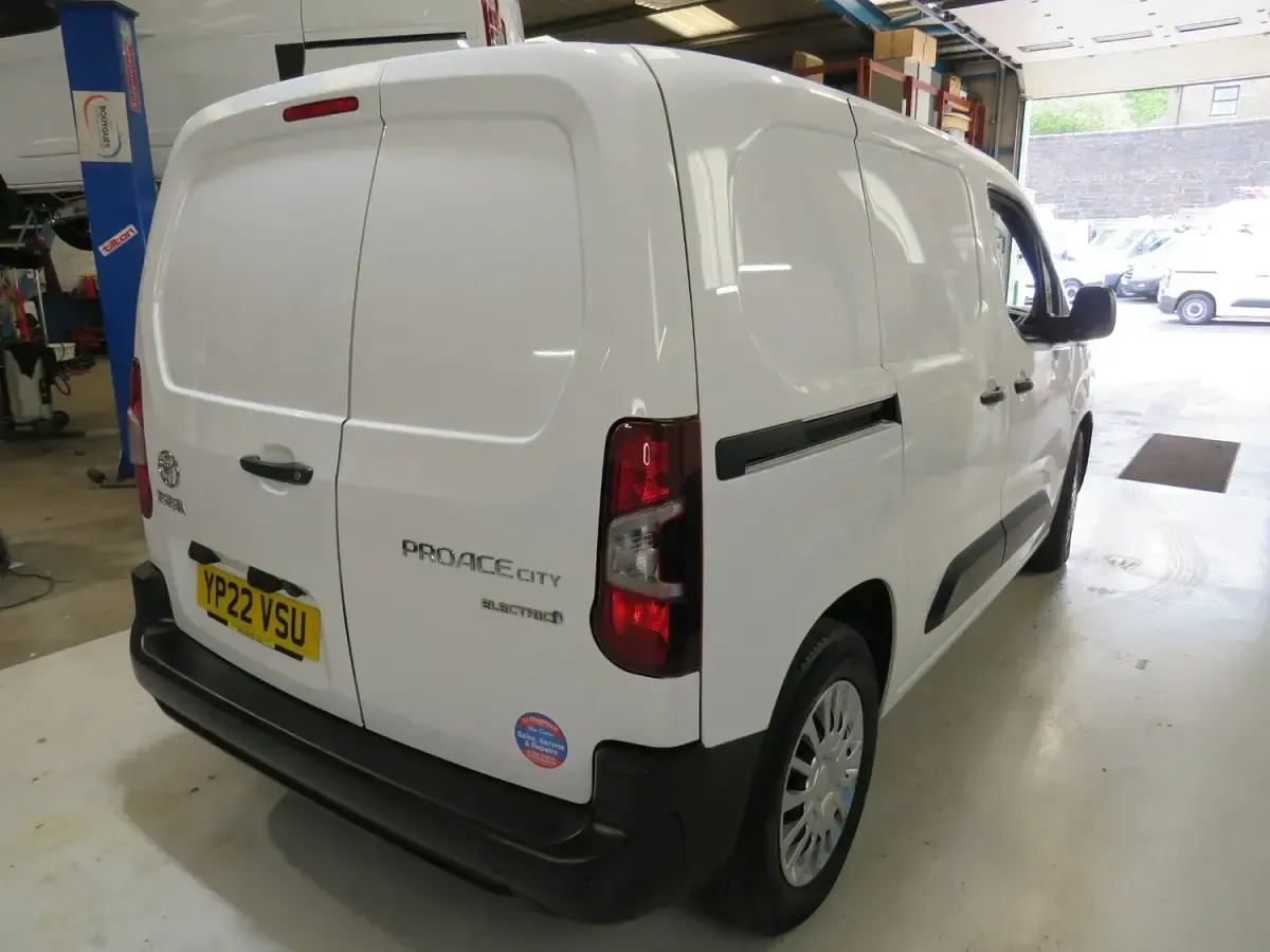 Used Toyota Proace 98 kW (134 HP) 2022 White MPV