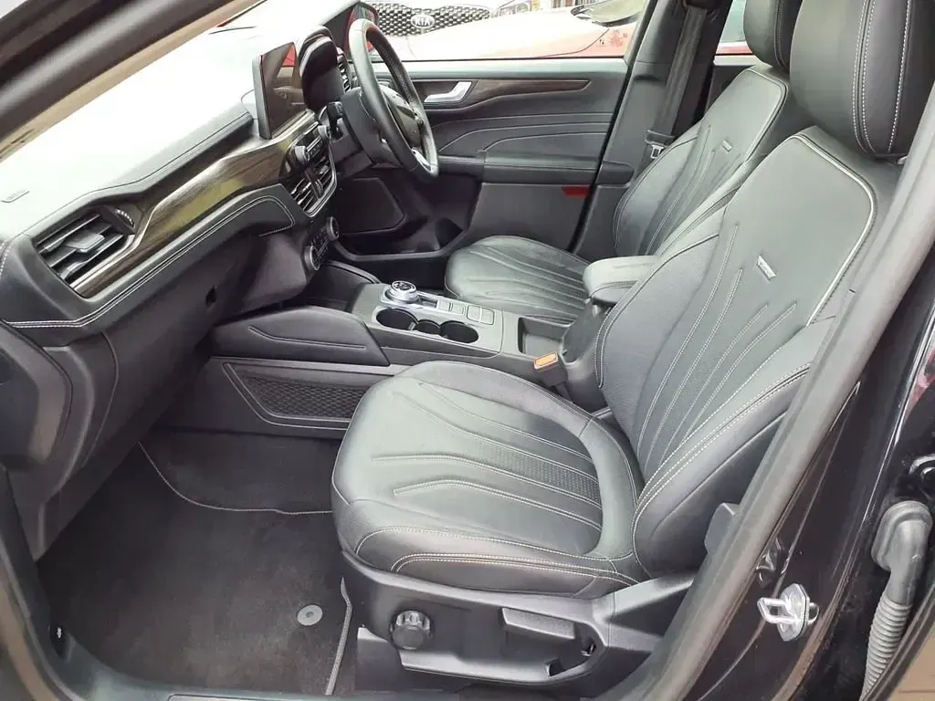 Używany Ford Kuga Vignale 225 KM (165 kW) 2022 Czarny SUV