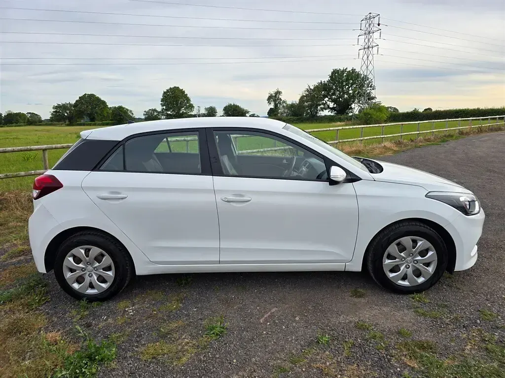 Used Hyundai i20 84 HP (61 kW) 2017 White Hatchback