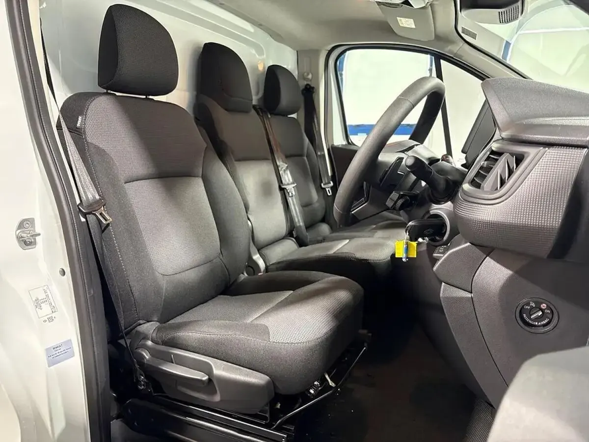 New Renault Trafic 2026 Glacier white MPV