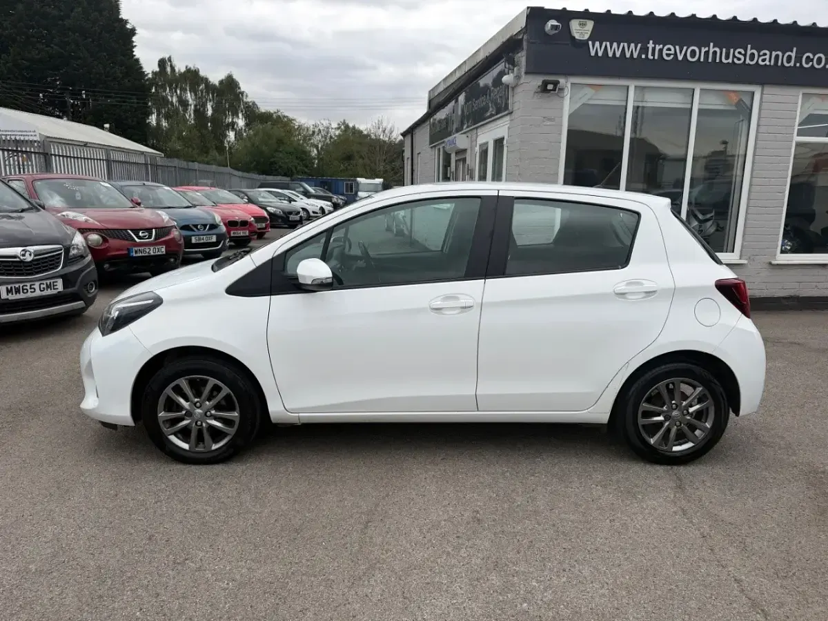 Used Toyota Yaris 99 HP (72 kW) 2015 White Hatchback