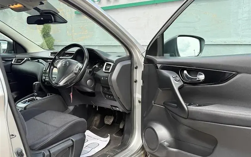 Used Nissan Qashqai N-TEC 131 HP (96 kW) 2015 Silver SUV