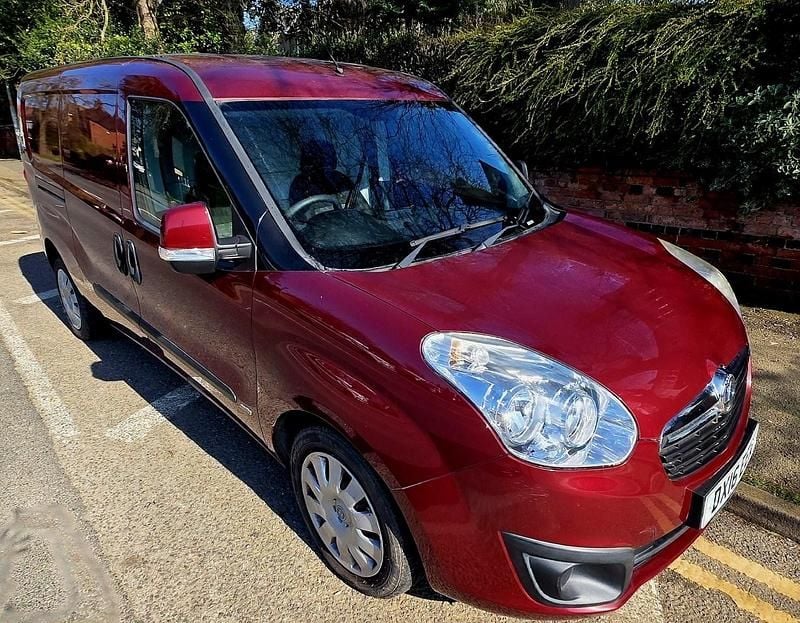 Used Vauxhall Combo Sportive 105 HP (77 kW) 2016 Red MPV