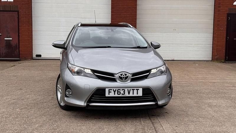Used Toyota Auris 132 HP (97 kW) 2013 Grey Estate