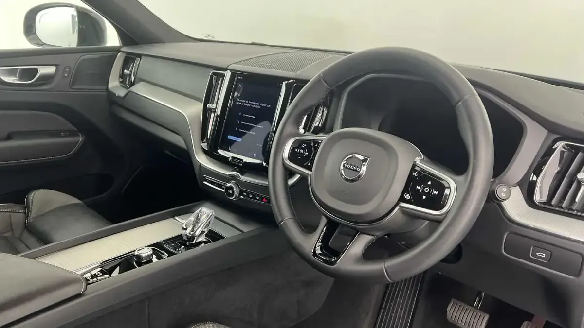 Used Volvo XC60 Plus 247 HP (181 kW) 2023 Grey SUV