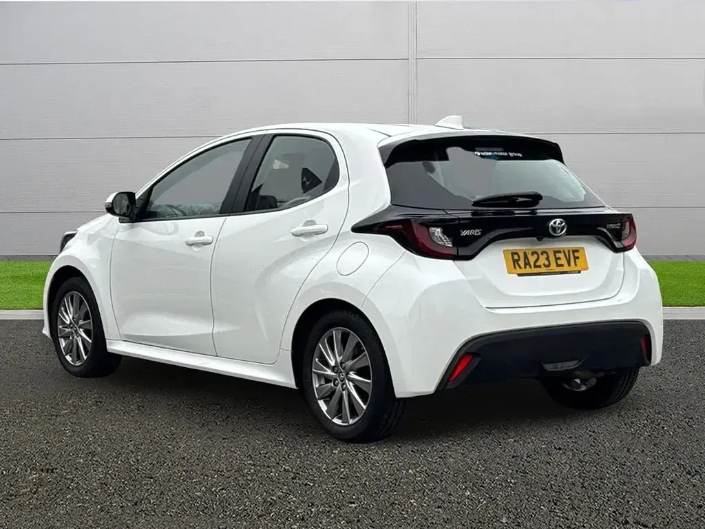 Second-hand Toyota Yaris Hybrid 2023 Alb Hatchback