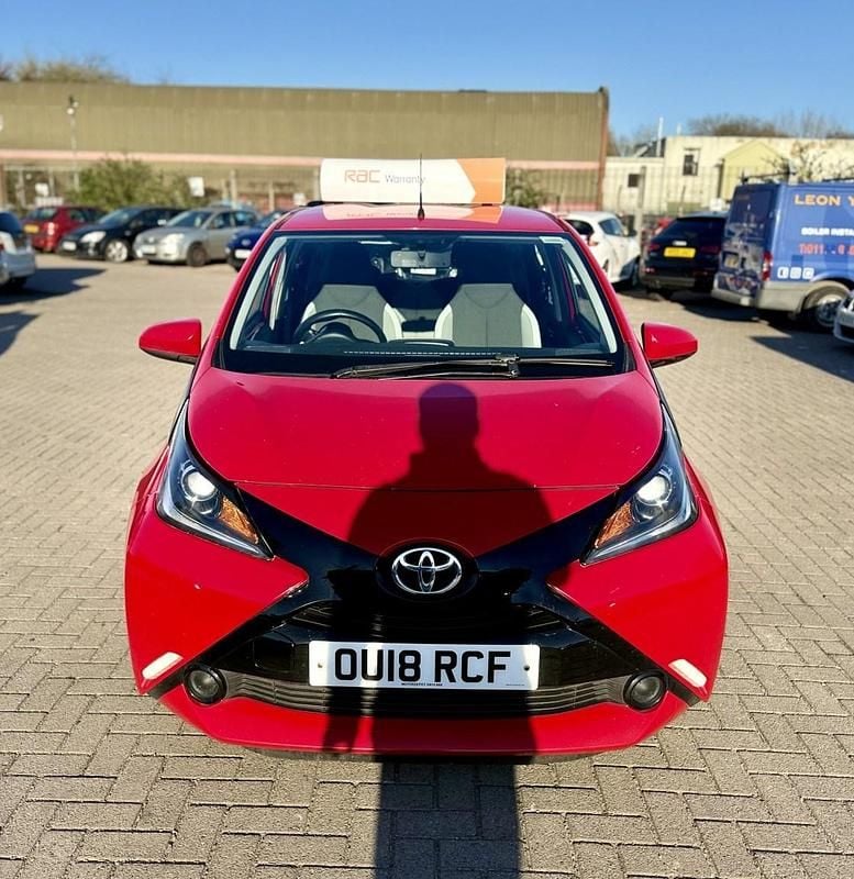 Begagnad Toyota Aygo X-play 2018 Röd Halvkombi