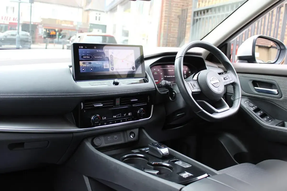 Used Nissan X-Trail N-Connecta 204 HP (150 kW) 2023 Silver SUV