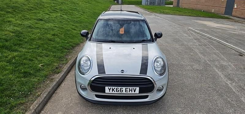 Używany Mini Cooper D Hatch 2016 Srebrny Hatchback