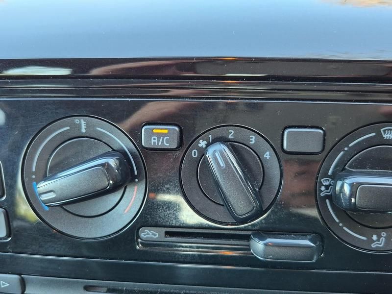 Begagnad VW up! move up! 60 HK (44 kW) 2015 Röd Halvkombi