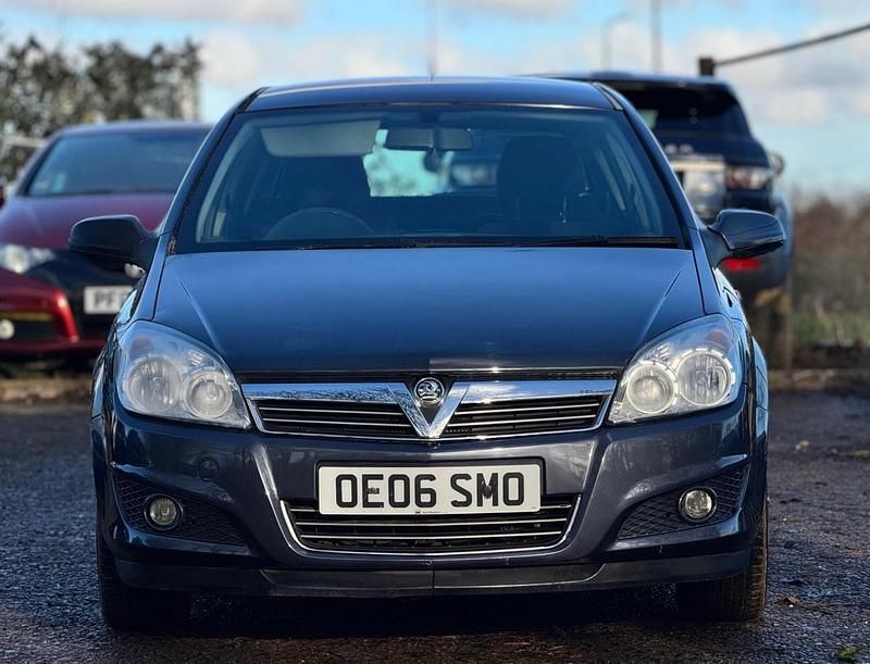 Second-hand Vauxhall Astra 123 CP (90 kW) 2006 Albastru Hatchback