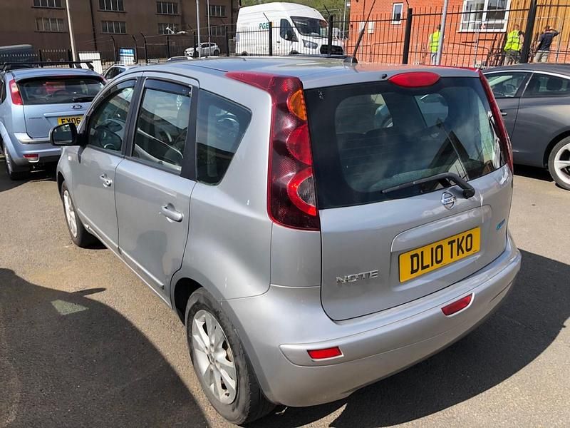 Używany Nissan Note Acenta 88 KM (64 kW) 2010 Srebrny Hatchback