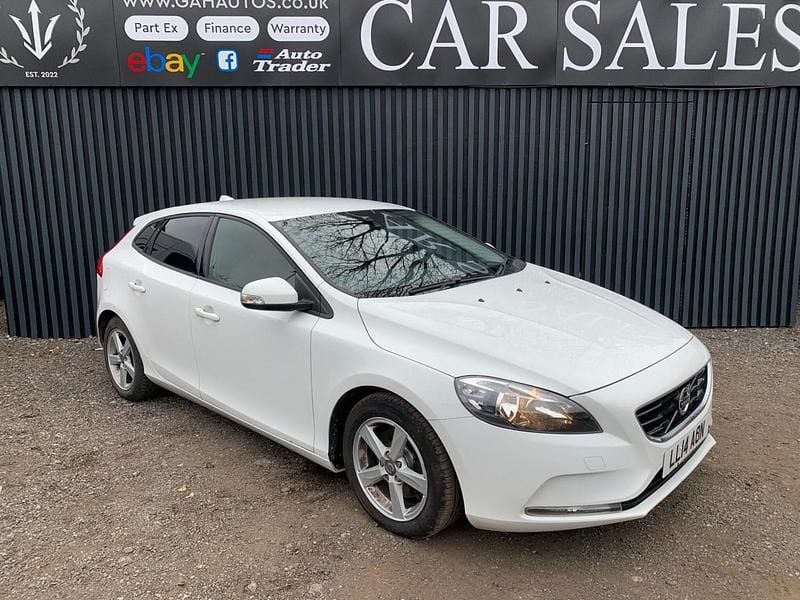 Used Volvo V40 115 HP (84 kW) 2014 White Hatchback