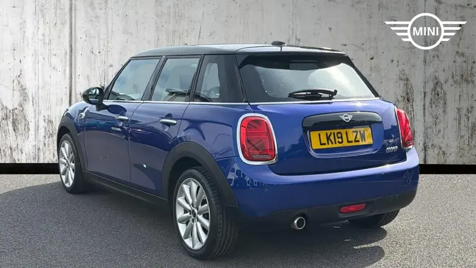 Used Mini Cooper Classic 134 HP (98 kW) 2019 Blue Hatchback