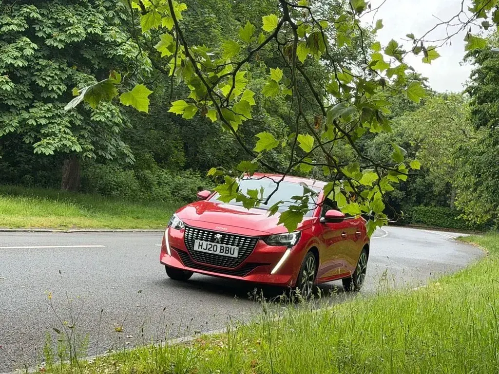 Used Peugeot 208 Allure 100 HP (73 kW) 2020 Red Hatchback