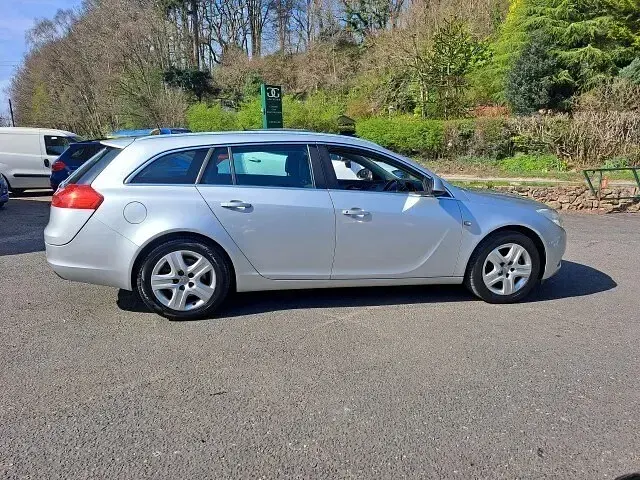 Used Vauxhall Insignia 160 HP (117 kW) 2011 Silver Estate
