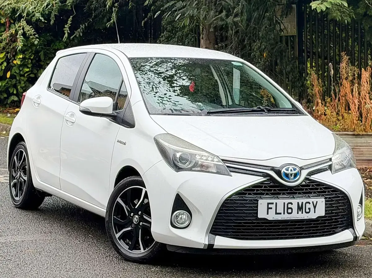 Used Toyota Yaris Design 100 HP (73 kW) 2016 White Hatchback