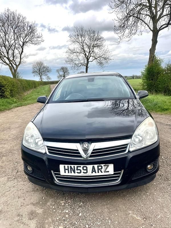 Used Vauxhall Astra Active 88 HP (64 kW) 2009 Black Hatchback