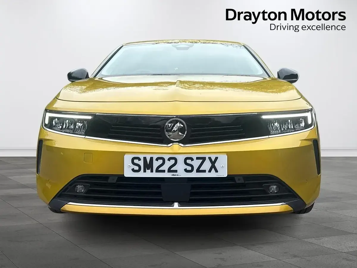 Used Vauxhall Astra Design Edition 130 HP (95 kW) 2022 Yellow Hatchback