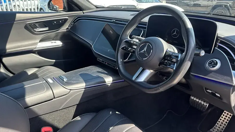 Usado Mercedes E200 AMG line 204 CV (150 kW) 2024 Gris