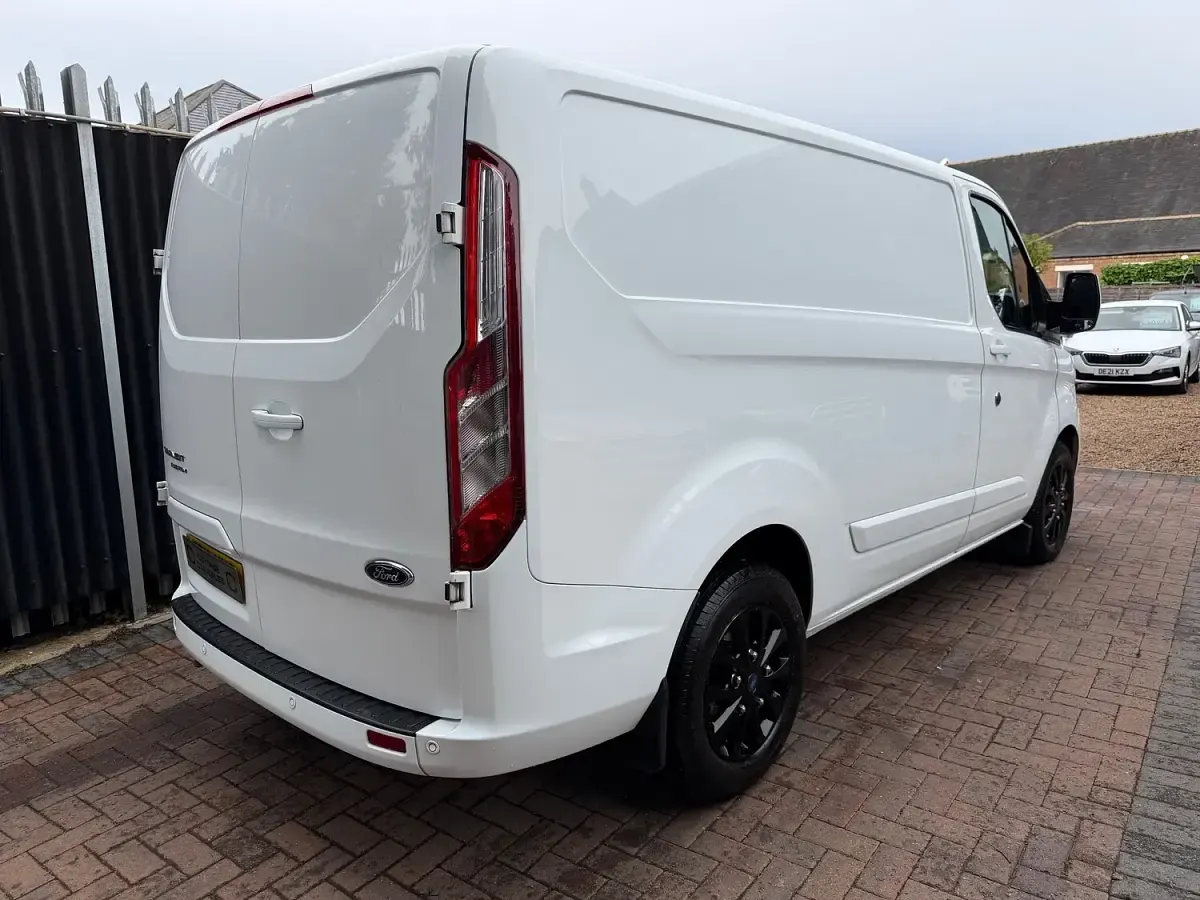 Used Ford Transit Custom Limited 130 HP (95 kW) 2019 White Van