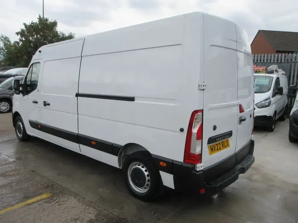 Used Renault Master Business 145 HP (106 kW) 2022 White MPV