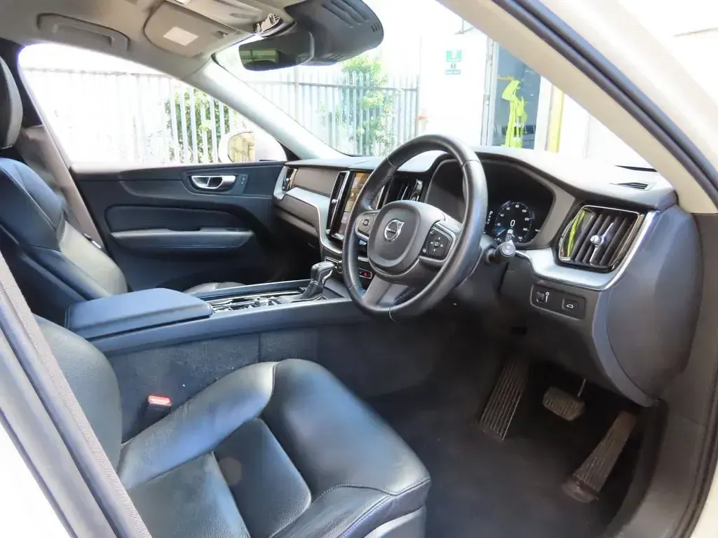Used Volvo XC60 Momentum 2017 White SUV