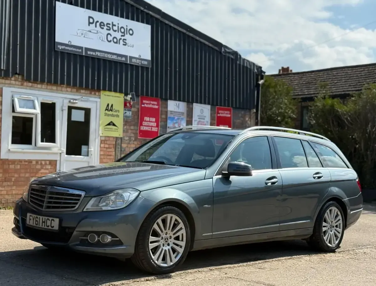 Usado Mercedes C200 Elegance 2011 Cinzento Carrinha