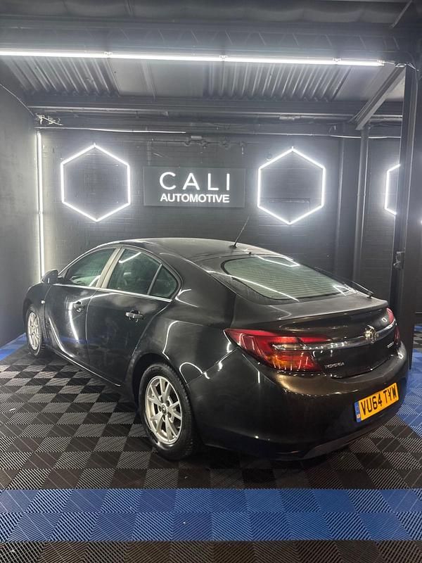 Used Vauxhall Insignia Design Edition 140 HP (102 kW) 2014 Black Hatchback