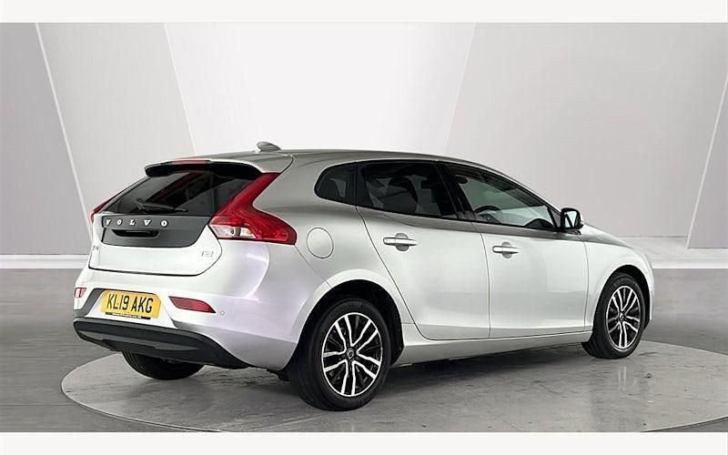 Used Volvo V40 Momentum 122 HP (89 kW) 2019 Hatchback