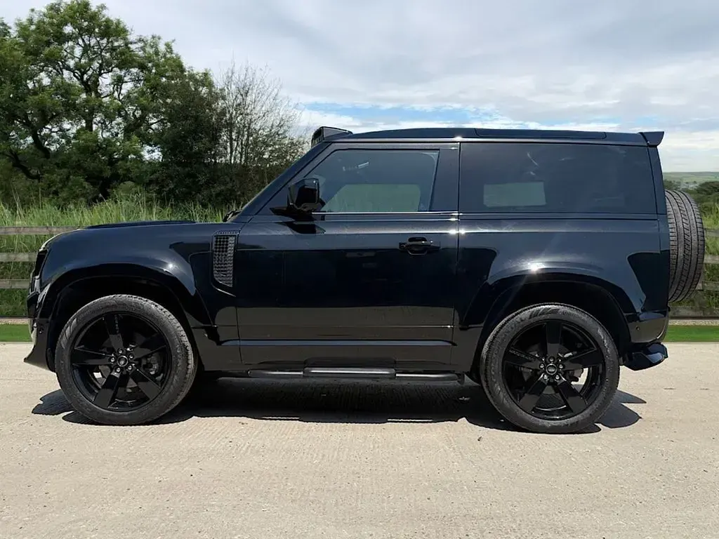 Used Land Rover Defender HSE 250 HP (183 kW) 2023 Black SUV