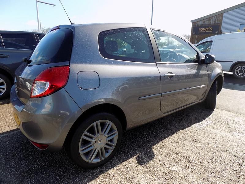 Used Renault Clio II Dynamique 75 HP (55 kW) 2011 Grey Hatchback