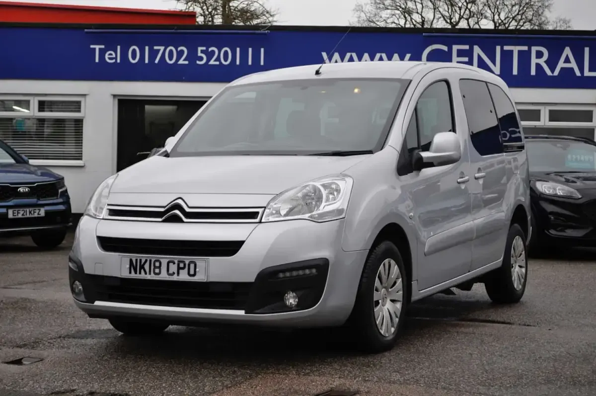 Begagnad Citroën Berlingo Feel 100 HK (73 kW) 2018 Silver Minibuss