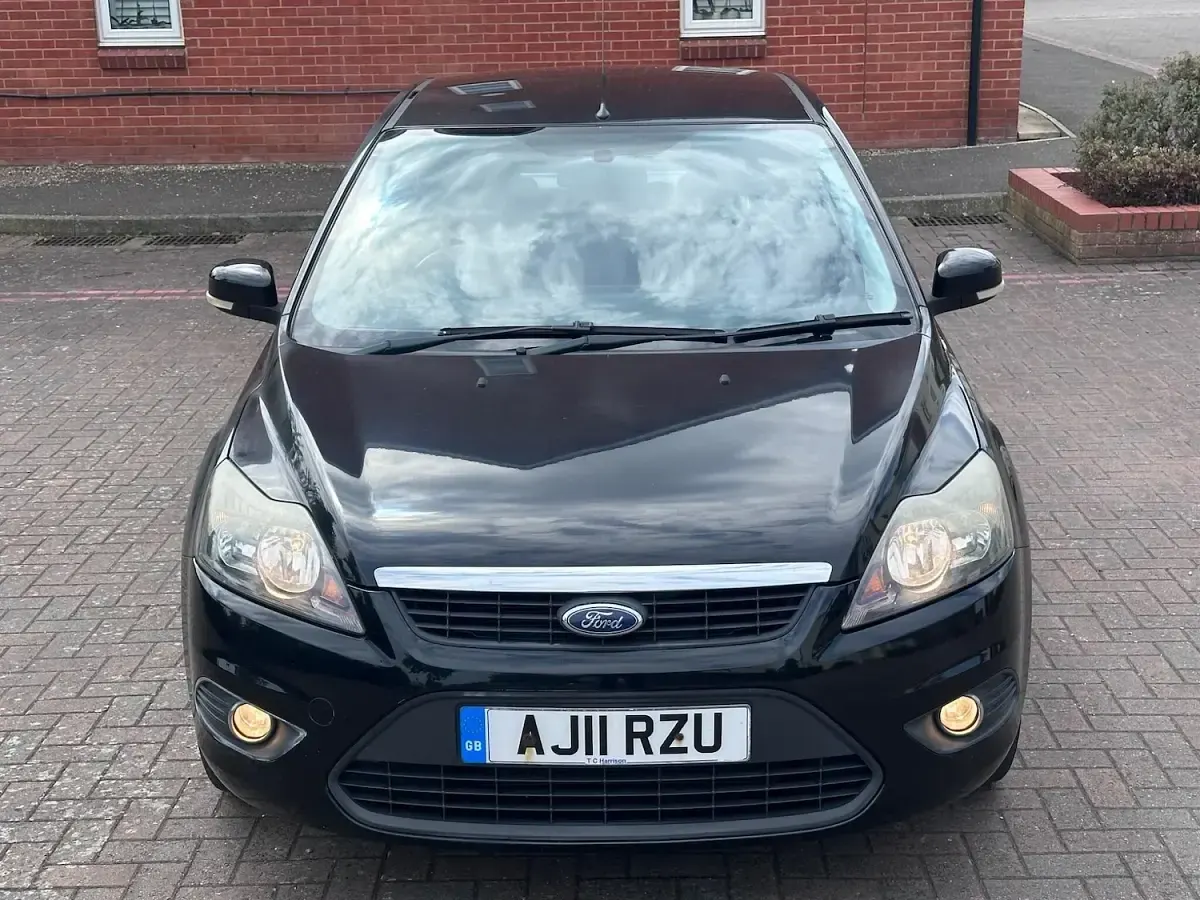 Used Ford Focus Zetec 125 HP (91 kW) 2011 Black Hatchback