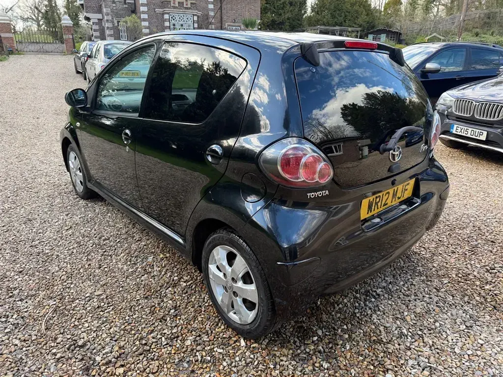 Usado Toyota Aygo 67 HP (49 kW) 2012 Preto Citadino
