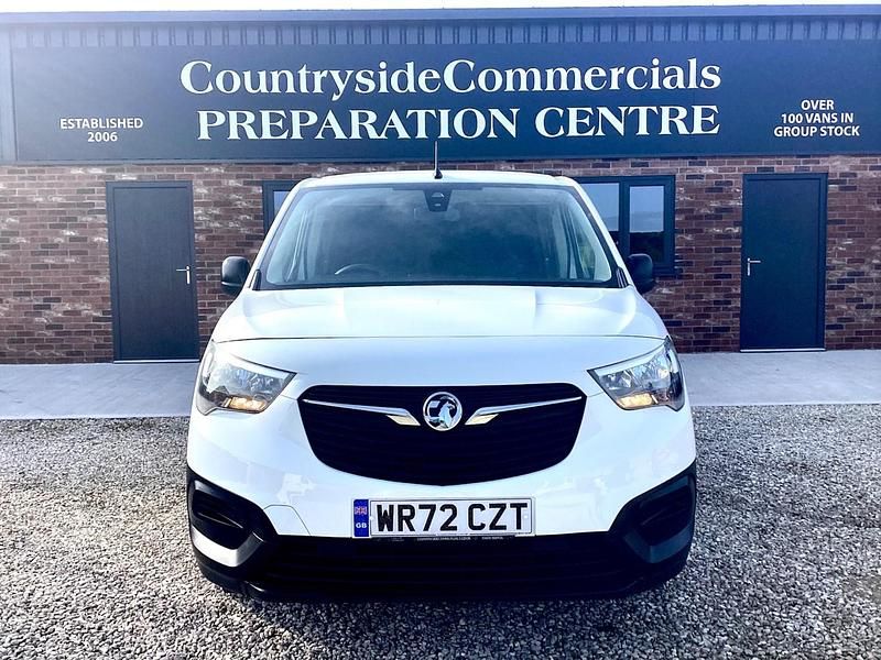 Second-hand Vauxhall Combo 100 CP (73 kW) 2022 Alb Monovolum